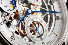 Glashütte Original Senator Mondphase Skelettierte Edition Handaufzug Weißgold 42mm silbernes Zifferblatt schwarzes Lederband – Herrenuhren Uhr ohne Datum aus 750 Weißgold. Das Gehäuse ist rund und silber. Das Lederarmband Kroko / Alligator ist blau. Das Zifferblatt ist römisch Index und silber. – Ansicht 3