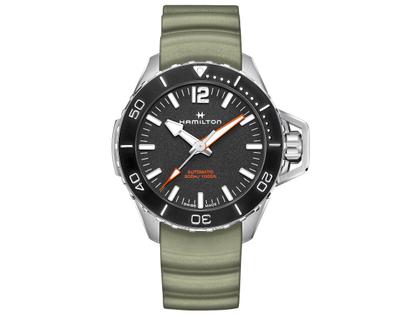 Hamilton Khaki Navy Frogman Automatic Edelstahl 46mm schwarzes Zifferblatt grünes Kautschukband – Herrenuhren Uhr ohne Datum aus Edelstahl und Kautschuk. Das Gehäuse ist rund und silber. Das Kautschuk / Kunststoff / Silikon Armband ist grün. Das Zifferblatt ist arabisch Index und schwarz.