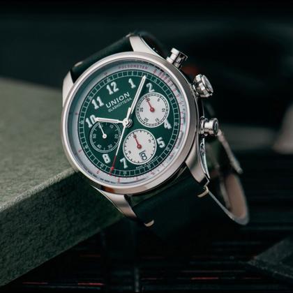 Union Glashütte Belisar Chronograph Automatik Edelstahl 44mm weiß-grünes Zifferblatt grünes Lederband – Herrenuhren Chronograph aus Edelstahl. Das Gehäuse ist rund und silber. Das Lederarmband ist grün. Das Zifferblatt ist arabisch Index und grün. – Ansicht 3