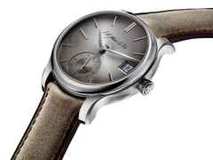 H. Moser & Cie. Endeavour Perpetual Calendar Grau Fumé Handaufzug Weißgold 40,8mm graues Zifferblatt braunes Lederband – Herrenuhren Uhr mit Kalender aus 750 Weißgold. Das Gehäuse ist rund und silber. Das Lederarmband ist braun. Das Zifferblatt ist ein Index in grau. – Ansicht 3
