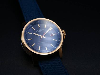 Mühle Glashütte 29er Big Bronze Edition 1994 Automatik 42,4mm blaues Zifferblatt blaues Canvasband – Herrenuhren Uhr mit Datum aus Edelstahl. Das Gehäuse ist rund und roségold. Das Textilarmband ist blau. Das Zifferblatt ist ein Index in weiß. – Ansicht 2