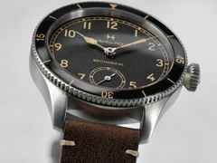 Hamilton Khaki Aviation Pilot Pioneer Mechanical Handaufzug Edelstahl 43mm schwarzes Zifferblatt braunes Lederband – Herrenuhren Uhr ohne Datum aus Edelstahl und Leder. Das Gehäuse ist rund und silber. Das Lederarmband ist braun. Das Zifferblatt ist arabisch und schwarz. – Ansicht 5