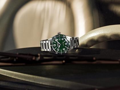 Glashütte Original SeaQ Automatik Edelstahl 40mm grünes Zifferblatt Metallband – Herrenuhren Uhr mit Datum aus Edelstahl und Keramik. Das Gehäuse ist rund und silber. Das Edelstahlarmband ist silber. Das Zifferblatt ist arabisch Index und grün. – Ansicht 2