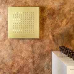 Qlocktwo Earth 45 Creator's Edition Gold mit weiß lackiertem Holz – Großuhren Wanduhr aus 1000 Gold und Edelstahl. Das Zifferblatt ist digital und gelbgold. – Ansicht 3