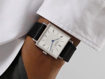 Nomos Glashütte Tetra 27 Duo Handaufzug Edelstahl 27mm weißes Zifferblatt schwarzes Lederband Stahlboden – Damenuhren Uhr ohne Datum aus Edelstahl und Leder. Das Gehäuse ist quadratisch und silber. Das Lederarmband ist schwarz. Das Zifferblatt ist arabisch Index und weiß. – Ansicht 7