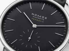 Nomos Glashütte Orion neomatik 39 New Black Automatik Edelstahl 39mm schwarzes Zifferblatt schwarzes Lederband Glasboden – Herrenuhren Uhr ohne Datum aus Edelstahl, Leder und rhodiniert. Das Gehäuse ist rund und silber. Das Lederarmband ist schwarz. Das Zifferblatt ist ein Index in schwarz. – Ansicht 5