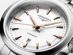 Longines Conquest Quarz Edelstahl 30mm weißes Zifferblatt Metallband – Damenuhren Uhr mit Datum aus Edelstahl. Das Gehäuse ist rund und silber. Das Edelstahlarmband ist silber. Das Zifferblatt ist ein Index in weiß. – Ansicht 2