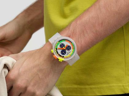 Swatch Neon Jelly Quarz Kunststoff 47mm mehrfarbiges Zifferblatt weißes Silikonband – Herrenuhren Chronograph aus Bio-Kunststoff und Kunststoff. Das Gehäuse ist rund und weiß. Das Kautschuk / Kunststoff / Silikon Armband ist weiß. Das Zifferblatt ist arabisch Index und mehrfarbig. – Ansicht 6