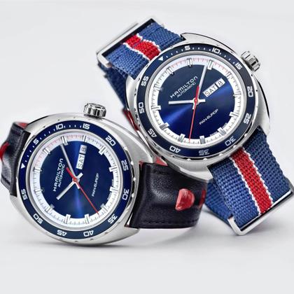 Hamilton American Classic Pan Europe Automatik Edelstahl 42 mm blau Lederband schwarz – Herrenuhren Uhr mit Datum aus Edelstahl und Leder. Das Gehäuse ist rund und silber. Das Lederarmband ist schwarz. Das Zifferblatt ist ein Index in blau. – Ansicht 7