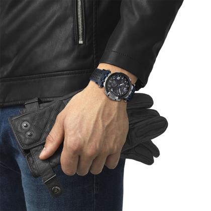 Tissot T-Race MotoGP               2020 / 2021 Chronograph Limited Edition Thomas Lüthi Quarz – Herrenuhren Chronograph aus Edelstahl und PVD beschichtet. Das Gehäuse ist rund und silber. Das Lederarmband ist schwarz. Das Zifferblatt ist arabisch Index und schwarz. – Ansicht 6