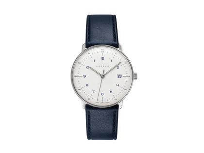 Junghans Max Bill Quarz Edelstahl 38mm weißes Zifferblatt blaues Lederband – Herrenuhren Uhr mit Datum aus Edelstahl und Leder. Das Gehäuse ist rund und silber. Das Lederarmband ist blau. Das Zifferblatt ist ein Index in weiß.