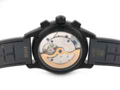 Frederique Constant Flyback Chronograph Manufacture Automatik Titan PVD-Schwarz 42mm schwarzes Zifferblatt Kautschukband FC-760DG4TH6 Full Set Occasion Neu – Herrenuhren Uhr mit Datum aus PVD beschichtet und Titan. Das Gehäuse ist rund und schwarz. Das Kautschuk / Kunststoff / Silikon Armband ist anthrazit. Das Zifferblatt ist ein Index in anthrazit. – Ansicht 2