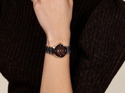 Rado Centrix Diamonds Automatik Edelstahl Roségold-PVD 30,5mm braunes Zifferblatt mit Brillanten Metallband – Damenuhren Uhr mit Datum aus Edelstahl, Keramik und PVD beschichtet. Das Gehäuse ist rund und roségold. Das Keramikarmband ist braun. Das Zifferblatt ist ein Index in braun. – Ansicht 6
