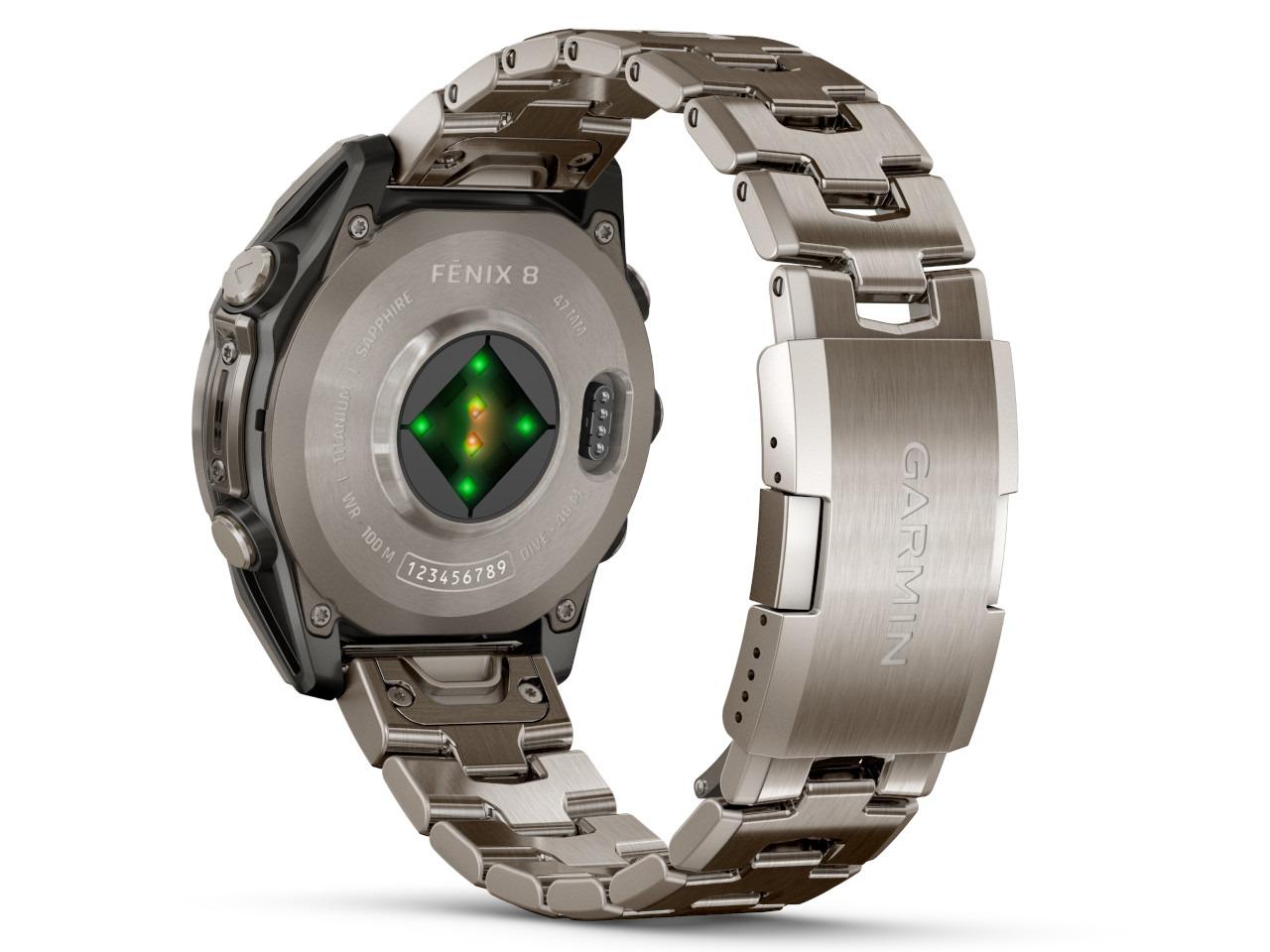 Garmin fenix 8 47mm AMOLED faserverstärktes Polymer Titan Titanband – Herrenuhren Uhr Multifunktion aus Titan. Das Gehäuse ist rund und grau. Das Titanarmband ist grau. Das Zifferblatt ist digital und schwarz. – Ansicht 4