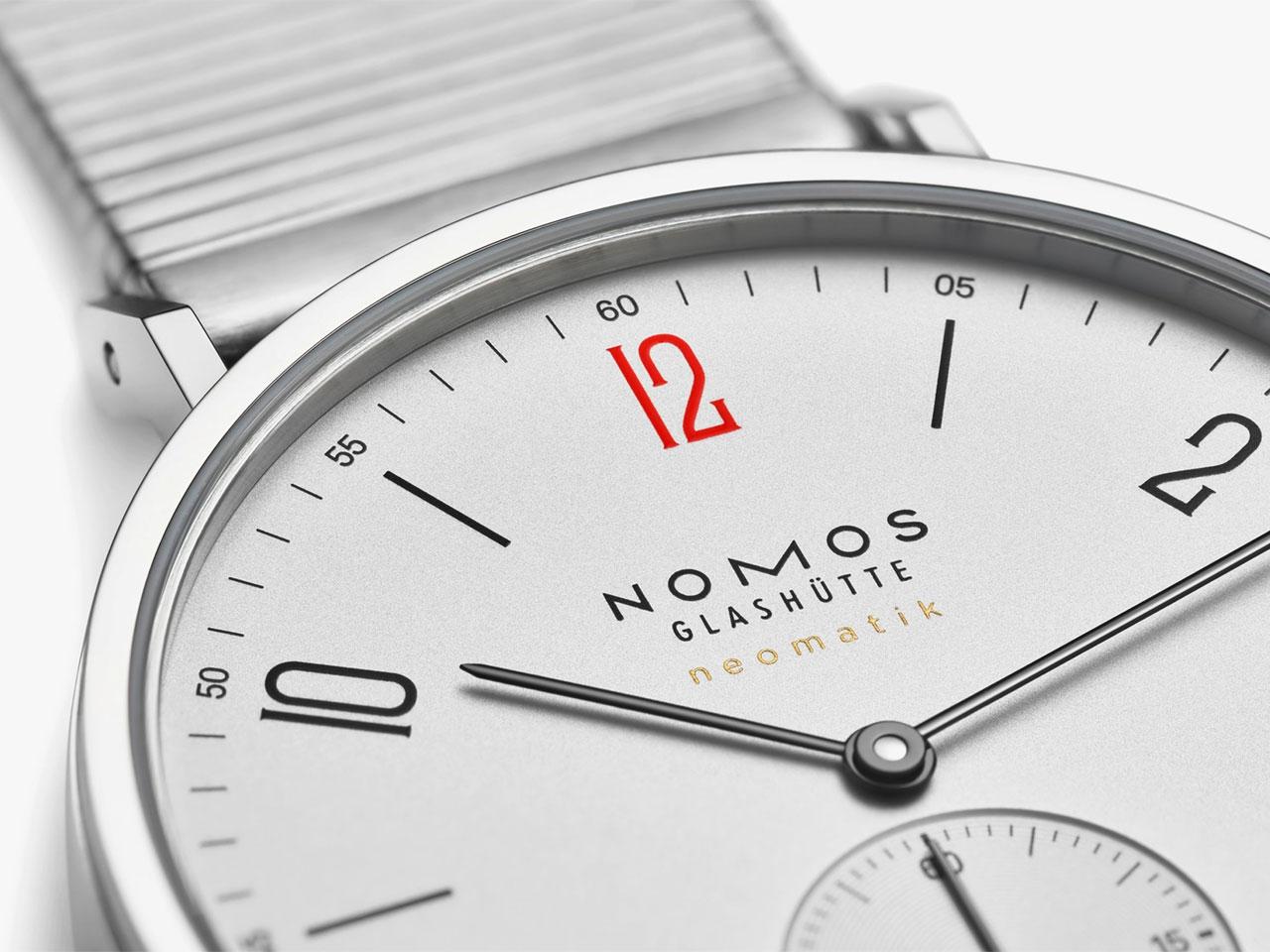 Nomos Glashütte Tangente 39 neomatik für Ärzte ohne Grenzen Automatik Edelstahl 39mm weißes Zifferblatt Metallband – Damenuhren Uhr ohne Datum aus Edelstahl. Das Gehäuse ist rund und silber. Das Edelstahlarmband ist schwarz. Das Zifferblatt ist arabisch Index und silber. – Ansicht 5