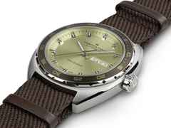 Hamilton American Classic Pan Europ Day Date Automatik Edelstahl 42 mm grünes Zifferblatt grünes Lederband – Herrenuhren Uhr mit Datum aus Edelstahl und Leder. Das Gehäuse ist rund und silber. Das Lederarmband ist grün. Das Zifferblatt ist ein Index in grün. – Ansicht 4