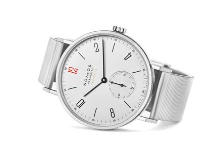 Nomos Glashütte Tangente 39 neomatik für Ärzte ohne Grenzen Automatik Edelstahl 39mm weißes Zifferblatt Metallband – Damenuhren Uhr ohne Datum aus Edelstahl. Das Gehäuse ist rund und silber. Das Edelstahlarmband ist schwarz. Das Zifferblatt ist arabisch Index und silber. – Ansicht 6
