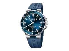 Oris Aquis Date Automatik Edelstahl 43,5mm blaues Zifferblatt blaues Kautschukband – Herrenuhren Uhr mit Datum aus Edelstahl, Kautschuk und Keramik. Das Gehäuse ist rund und silber. Das Kautschuk / Kunststoff / Silikon Armband ist blau. Das Zifferblatt ist ein Index in blau.
