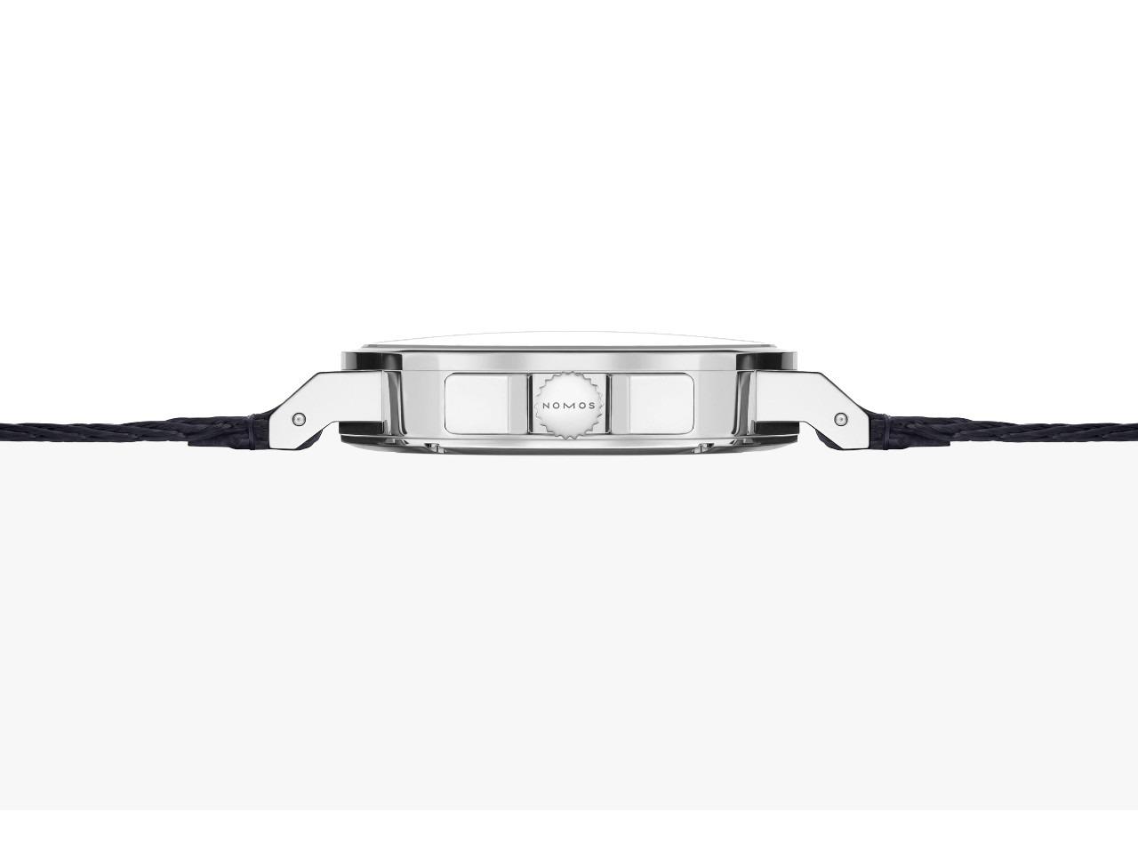 Nomos Glashütte Ahoi neomatik 38 Datum Automatik Edelstahl silbernes Zifferblatt dunkelblaues Textilband Glasboden – Herrenuhren Uhr mit Datum aus Edelstahl. Das Gehäuse ist rund und silber. Das Textilarmband ist blau. Das Zifferblatt ist arabisch Index und silber. – Ansicht 2