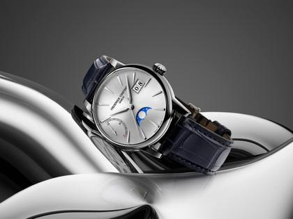 Frederique Constant Manufacture Classic Power Reserve Big Date Automatik Edelstahl 40mm weißes Zifferblatt blaues Lederband – Herrenuhren Uhr mit Datum aus Edelstahl und Leder. Das Gehäuse ist rund und silber. Das Lederarmband Kroko / Alligator ist blau. Das Zifferblatt ist ein Index in weiß. – Ansicht 4