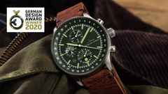 Sinn Spezialuhren Jagduhr 3006 Chronograph Automatik Edelstahl 44mm grünes Zifferblatt braunes Lederband – Herrenuhren Chronograph aus Edelstahl. Das Gehäuse ist rund und silber. Das Lederarmband ist braun. Das Zifferblatt ist ein Index in grün. – Ansicht 2