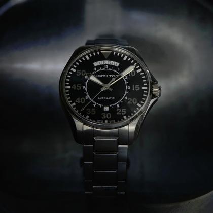 Hamilton Khaki Aviation Pilot Day Date Auto Edelstahl 42 mm schwarzes Zifferblatt Metallband – Herrenuhren Uhr mit Datum aus Edelstahl. Das Gehäuse ist rund und silber. Das Edelstahlarmband ist braun. Das Zifferblatt ist arabisch Index und schwarz. – Ansicht 2