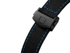 TAG Heuer Monza Flyback Chronometer Automatik Carbon 42mm skelettiertes Zifferblatt schwarzes Textilband – Herrenuhren Chronograph aus DLC beschichtet, Edelstahl, Carbon und Leder. Das Gehäuse ist quadratisch und schwarz. Das Lederarmband ist schwarz. Das Zifferblatt ist ein Index in grau. – Ansicht 5