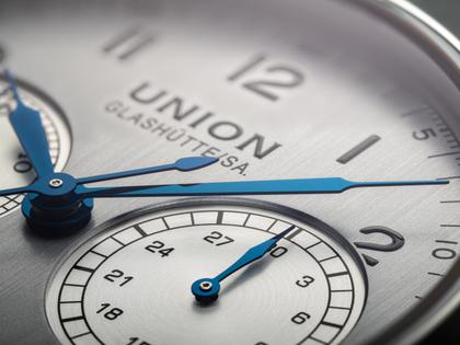 Union Glashütte 1893 Johannes Dürrstein Edition Chronograph Jubiläumsedition 130 Jahre Handaufzug Edelstahl 42mm silberfarbenes Zifferblatt blaues Lederband – Herrenuhren Chronograph aus Edelstahl. Das Gehäuse ist rund und silber. Das Lederarmband ist blau. Das Zifferblatt ist arabisch und silber. – Ansicht 6
