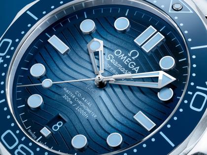Omega Seamaster Diver 300M Automatik Edelstahl 42mm blaues Zifferblatt Metallband Summer Blue – Herrenuhren Uhr mit Datum aus Edelstahl und Keramik. Das Gehäuse ist rund und silber. Das Edelstahlarmband ist silber. Das Zifferblatt ist ein Index in blau. – Ansicht 3