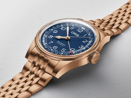 Oris Big Crown Pointer Date Automatik Bronze 40mm blaues Zifferblatt Metallband – Herrenuhren Uhr mit Datum aus Bronze und Edelstahl. Das Gehäuse ist rund. Das Armband ist ein Metallarmband. Das Zifferblatt ist arabisch Index und blau. – Ansicht 3