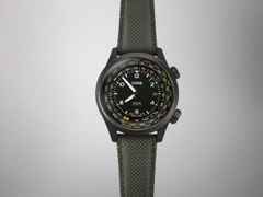 Oris Big Crown ProPilot Altimeter Automatik Karbon 47mm schwarzes Zifferblatt grünes Textilband – Herrenuhren Uhr mit Datum aus Carbon, Leder, PVD beschichtet und Titan. Das Gehäuse ist rund und schwarz. Das Textilarmband ist grau. Das Zifferblatt ist arabisch Index und schwarz. – Ansicht 2