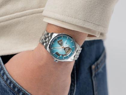 Hamilton Jazzmaster Open Heart Automatik Edelstahl 40mm hellblaues Zifferblatt Metallband – Herrenuhren Uhr ohne Datum aus Edelstahl. Das Gehäuse ist rund und silber. Das Edelstahlarmband ist silber. Das Zifferblatt ist ein Index in blau. – Ansicht 4