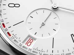 Nomos Glashütte Tangente 2date Handaufzug Edelstahl 38mm weißes Zifferblatt schwarzes Lederband Glasboden – Herrenuhren Uhr mit Datum aus Edelstahl und Leder. Das Gehäuse ist rund und silber. Das Lederarmband ist schwarz. Das Zifferblatt ist arabisch Index und silber. – Ansicht 8