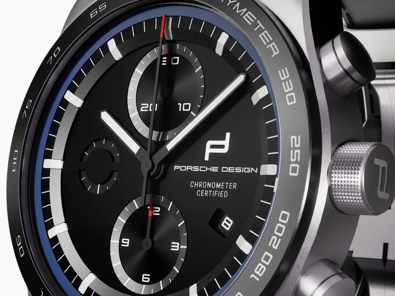 Porsche Design Custom Built Timepieces Watchmakers Choice "LuganoBlau" Chronograph Automatik Titan 42mm schwarzes Zifferblatt graues Lederband – Herrenuhren Chronograph aus Edelstahl, Leder und Titan. Das Gehäuse ist rund und grau. Das Lederarmband ist grau. Das Zifferblatt ist ein Index in schwarz. – Ansicht 3
