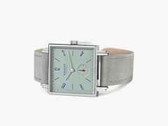 Nomos Glashütte Tetra Petit Four Matcha Handaufzug Edelstahl 29mm grünes Zifferblatt graues Lederband Stahlboden – Damenuhren Uhr ohne Datum aus Edelstahl. Das Gehäuse ist quadratisch und silber. Das Lederarmband ist grau. Das Zifferblatt ist arabisch Index und grün. – Ansicht 2