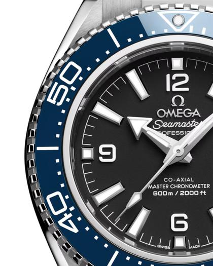 Omega Seamaster Planet Ocean 600M Automatik Edelstahl 42mm schwarzes Zifferblatt blaue Keramiklünette Kautschukband – Herrenuhren Uhr ohne Datum aus Edelstahl und Keramik. Das Gehäuse ist rund und silber. Das Kautschuk / Kunststoff / Silikon Armband ist schwarz. Das Zifferblatt ist arabisch Index und schwarz. – Ansicht 4