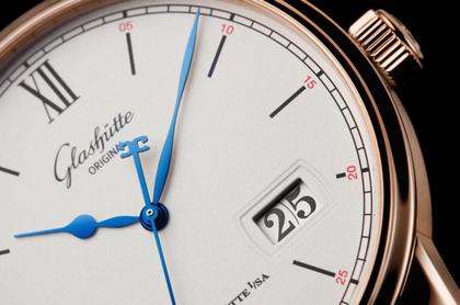 Glashütte Original Senator Excellence Panoramadatum Automatik Rotgold 40mm weißes Zifferblatt schwarzes Lederband – Herrenuhren Uhr mit Datum aus 750 Rotgold. Das Gehäuse ist rund und roségold. Das Lederarmband Kroko / Alligator ist schwarz. Das Zifferblatt ist römisch Index und silber. – Ansicht 3