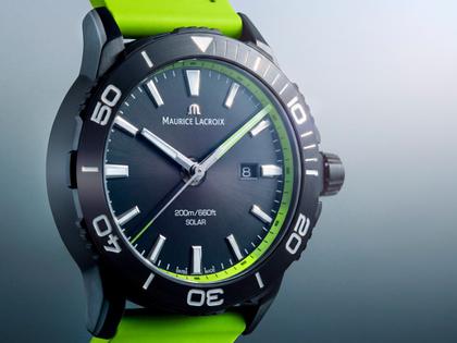 Maurice Lacroix Pontos S Solar Date Limited Edition Quarz Edelstahl 42mm schwarzes Zifferblatt grünes Kautschukband – Herrenuhren Uhr mit Datum aus Aluminium, DLC beschichtet, Edelstahl und Kautschuk. Das Gehäuse ist rund und silber. Das Kautschuk / Kunststoff / Silikon Armband ist grün. Das Zifferblatt ist ein Index in schwarz. – Ansicht 2