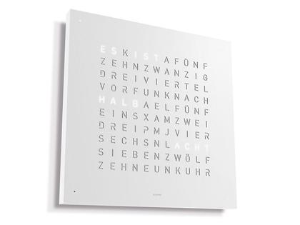 Qlocktwo Earth 45 Frontcover (ohne Uhr) White Pepper – Großuhren Wanduhr aus . Das Gehäuse ist quadratisch. Das Zifferblatt ist digital und weiß.