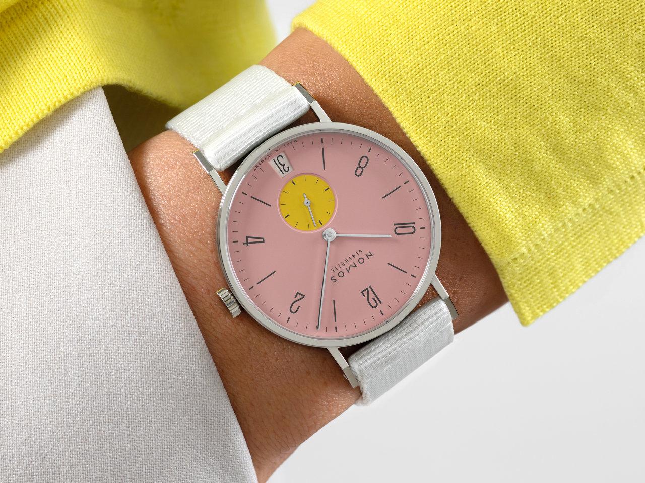 Nomos Glashütte Tangente 38 Datum "175 Years Watchmaking - Bubblegum" Handaufzug Edelstahl rosa Zifferblatt graues Textilband Glasboden – Herrenuhren Uhr mit Datum aus Edelstahl. Das Gehäuse ist rund und silber. Das Textilarmband ist grau. Das Zifferblatt ist arabisch Index und rosa. – Ansicht 7