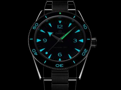 Omega Seamaster 300 Automatik Edelstahl 41mm blaues Zifferblatt Metallband – Herrenuhren Uhr ohne Datum aus Aluminium und Edelstahl. Das Gehäuse ist rund und silber. Das Edelstahlarmband ist silber. Das Zifferblatt ist arabisch Index und blau. – Ansicht 2