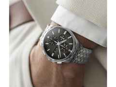 Junghans Meister S Chronoscope Automatik Edelstahl 45mm grünes Zifferblatt Metallband – Herrenuhren Chronograph aus Edelstahl. Das Gehäuse ist rund und silber. Das Edelstahlarmband ist silber. Das Zifferblatt ist ein Index in grün. – Ansicht 3