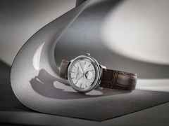Frederique Constant Classics Moneta Moonphase Quarz 37mm silberfarbenes Zifferblatt braunes Lederband – Herrenuhren Uhr ohne Datum aus Edelstahl und Leder. Das Gehäuse ist rund und silber. Das Lederarmband ist braun. Das Zifferblatt ist ein Index in silber. – Ansicht 4