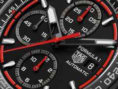 TAG Heuer Formula 1 Chronograph Automatik Titan 44mm schwarzes Zifferblatt schwarzes Kautschukband – Herrenuhren Chronograph aus Aluminium, DLC beschichtet, Kautschuk und Titan. Das Gehäuse ist rund und grau. Das Kautschuk / Kunststoff / Silikon Armband ist schwarz. Das Zifferblatt ist ein Index in schwarz. – Ansicht 5