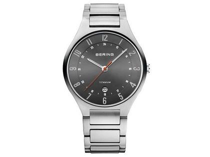 Bering 11739 Titan Herrenuhr – Herrenuhren Uhr mit Datum aus Titan. Das Armband ist ein Titanarmband. Der Zifferblatt ist arabisch.