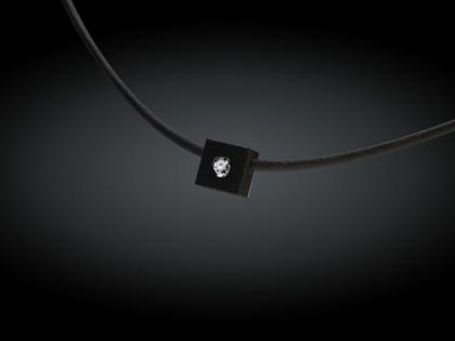 André Ribeiro Halsreif mit Anhänger Quadrat Kautschuk mit Brillant 0,10ct – Halsschmuck Collier aus 750 Weißgold, Edelstahl, Kautschuk und und .