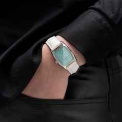 Hamilton American Classic Boulton Small Second M Quarz Edelstahl türkises Zifferblatt weißes Lederband – Herrenuhren Uhr ohne Datum aus Edelstahl und Leder. Das Gehäuse ist rechteckig und silber. Das Lederarmband ist weiß. Das Zifferblatt ist römisch und türkis. – Ansicht 5