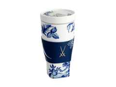 Meissen Coffee to Go Becher "Affe & Faultier" aus Meissner Porzellan mit Manschette – Porzellanwaren Tafelporzellan in weiß und aus Kunststoff, Leder und Porzellan.