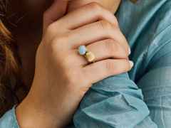 Nanis Dancing in the Rain Azure Ring Gelbgold Milky Aquamarin groß – Ringe Ring mit Besatz aus 750 Gelbgold. – Ansicht 4