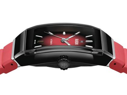 Rado Anatom Automatik Keramik 32,5mm schwarz-rotes Zifferblatt rotes Kautschukband – Damenuhren Uhr mit Datum aus Edelstahl, Kautschuk, Keramik und PVD beschichtet. Das Gehäuse ist rechteckig und schwarz. Das Kautschuk / Kunststoff / Silikon Armband ist rot. Das Zifferblatt ist ein Index in rot. – Ansicht 3